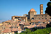 Volterra - Il profilo della citt dominato dal Battistero di San Giovanni e dal Campanile del Duomo. 